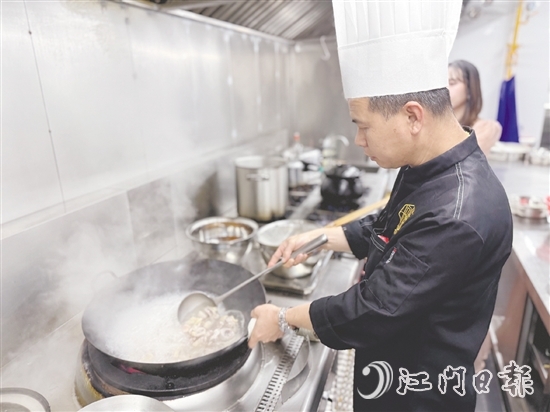 廚師嚴(yán)格精選原材料，確保每一道菜品都是選用新鮮地道的食材。