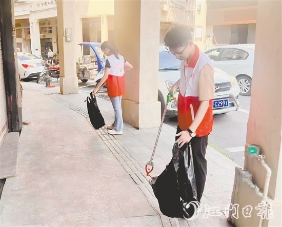 大江鎮(zhèn)團(tuán)委組織志愿者在轄區(qū)內(nèi)開展人居環(huán)境整治志愿服務(wù)活動(dòng)。