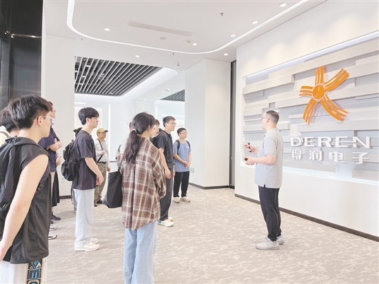 應(yīng)屆畢業(yè)生走進(jìn)鶴山市重點(diǎn)企業(yè)，了解企業(yè)人才需求。
