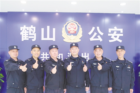 徐敬陽(yáng)、冼富強(qiáng)、蘇慶平、王國(guó)華、麥定權(quán)、姚金南（從左至右）在一線發(fā)光發(fā)熱。