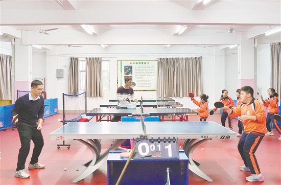 桃源小學將乒乓球運動融入學生校園生活的方方面面，推動學?！耙恍Ｒ黄贰苯ㄔO，讓乒乓球文化在校園中處處體現(xiàn)。
