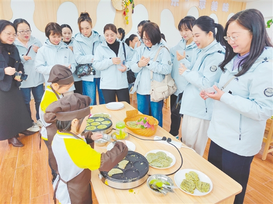 聯(lián)合調(diào)研組實(shí)地考察各園的辦園理念、環(huán)境創(chuàng)設(shè)、課程特色及師資隊(duì)伍建設(shè)情況。