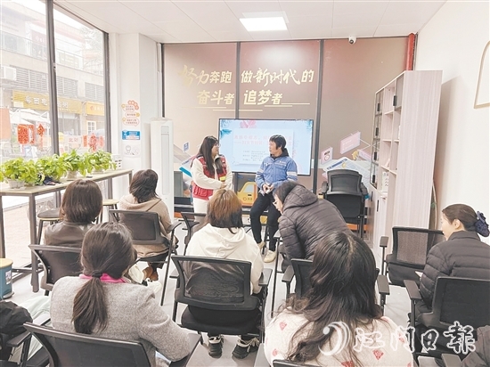 在“蓬友+”海逸城邦站，篁莊社區(qū)邀請環(huán)衛(wèi)工人等不同職業(yè)群體代表分享家風故事。