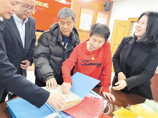 年逾古稀的旅委僑胞吳金葉、鄭碧云伉儷將各種史料用文件夾分門別類整理好，轉(zhuǎn)交給恩平市僑聯(lián)。