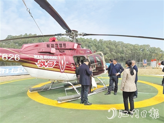 游客在恩平泉林飛行主題館乘坐觀光直升機。