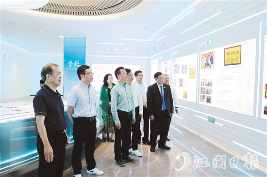 梁煥平（左一）組織商會(huì)會(huì)員回鄉(xiāng)，鄉(xiāng)親參觀考察恩平市麥克風(fēng)代表企業(yè)。