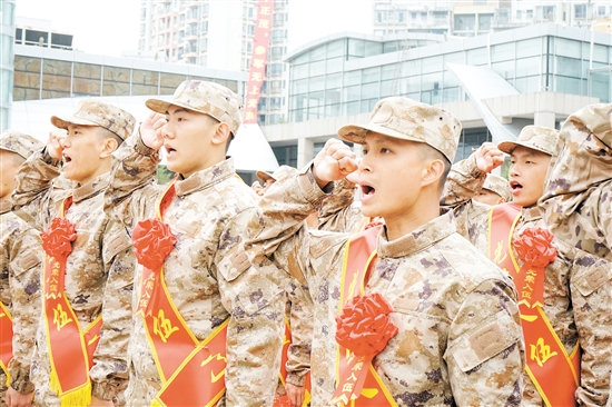 入伍新兵在鄉(xiāng)親們的見證下莊嚴(yán)宣誓。