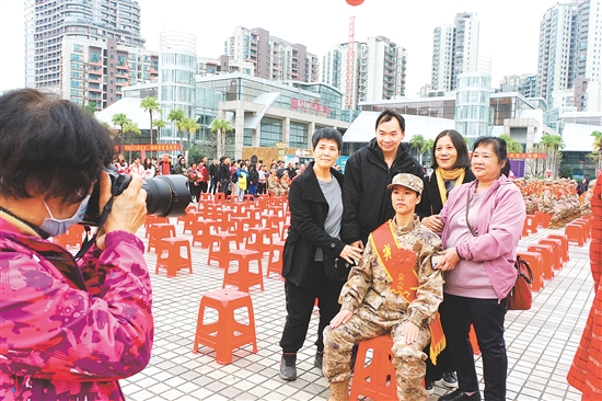 入伍新兵出發(fā)前身著軍裝與家人合影留念。