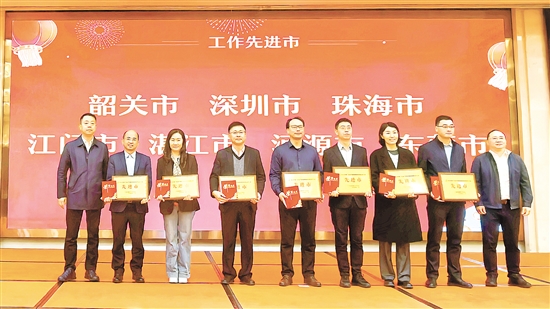 江門市第三人民醫(yī)院黨委書記梁先鋒（左四）代表領獎。