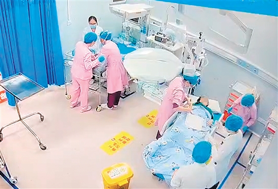 產(chǎn)婦被緊急送入搶救室，破水3分鐘后寶寶平安誕生。