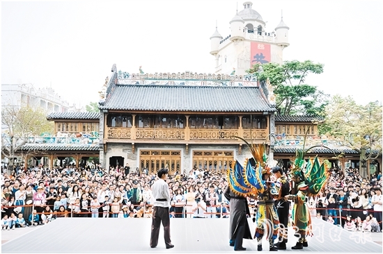 赤坎華僑古鎮(zhèn)日超50場精彩演出讓游客樂不思蜀。