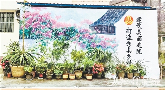 大崗村“美麗庭院”主題墻繪為村莊增色不少。