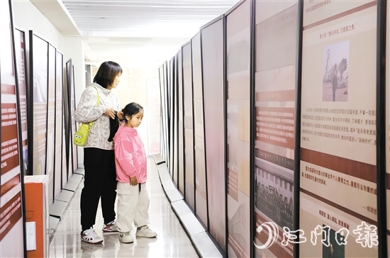 展覽吸引了不少市民和游客前來(lái)參觀。