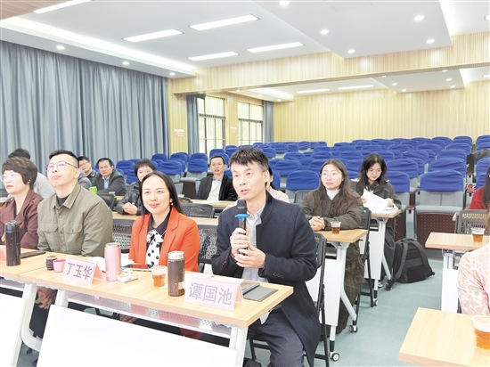 兩地校長分享教學經(jīng)驗。