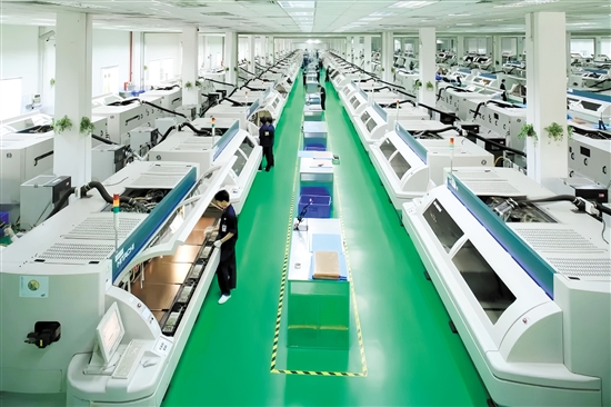 隨著專精特新企業(yè)矩陣持續(xù)擴(kuò)容，它們將成為推動(dòng)開(kāi)平經(jīng)濟(jì)高質(zhì)量發(fā)展的核心引擎。開(kāi)平依利安達(dá)電子有限公司是此次上榜名單的企業(yè)之一。圖為企業(yè)生產(chǎn)車間。