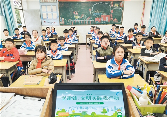 東河小學21個班開展學雷鋒主題班會活動。
