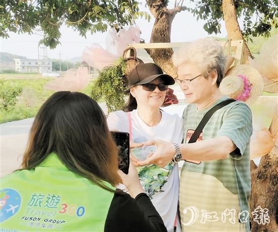 港澳游客來到臺山鄉(xiāng)村旅游，并合影留念。