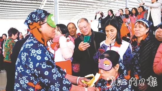 在“蒙眼吃香蕉”環(huán)節(jié)，隊(duì)友們?cè)谝慌阅托闹笓]，蒙眼選手努力找準(zhǔn)香蕉的位置。