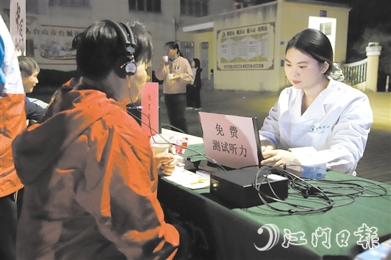 活動(dòng)免費(fèi)為群眾提供量血壓、測(cè)血糖、中醫(yī)診療保健、口腔檢查、聽力檢測(cè)等多項(xiàng)服務(wù)。