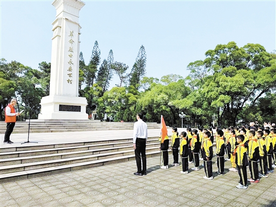 “豐碑下的思政課”在新會(huì)黃云山革命烈士紀(jì)念碑前開課了，同學(xué)們通過“實(shí)景課堂”憶崢嶸歲月，緬懷革命先烈。