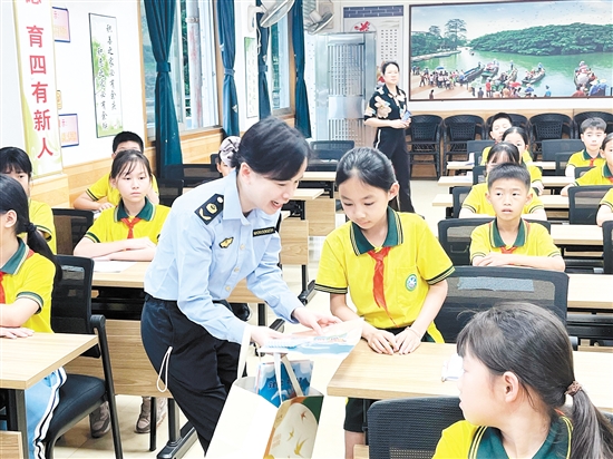 通過(guò)有獎(jiǎng)問(wèn)答等活動(dòng)形式，同學(xué)們?cè)跉g笑中掌握了法律知識(shí)。