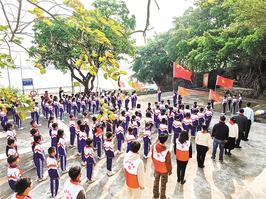 退役軍人、黨員、團員代表以及特沙小學師生代表列隊整齊，向著國旗、向著烈士碑行注目禮。