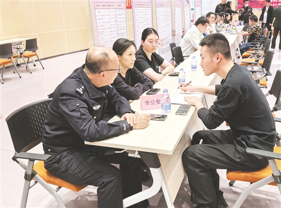 政策咨詢臺前，工作人員詳細(xì)解讀退役軍人就業(yè)補貼、創(chuàng)業(yè)扶持等政策。