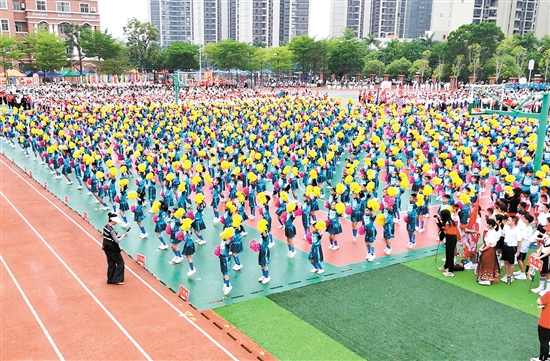 新寧小學(xué)超大型啦啦操方陣。