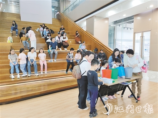 孩子與家長一起了解節(jié)能減碳的方法。
