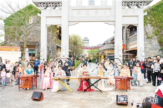 江門古勞水鄉(xiāng)旅游區(qū)民樂演出以“移步換景”的形式融入水鄉(xiāng)。