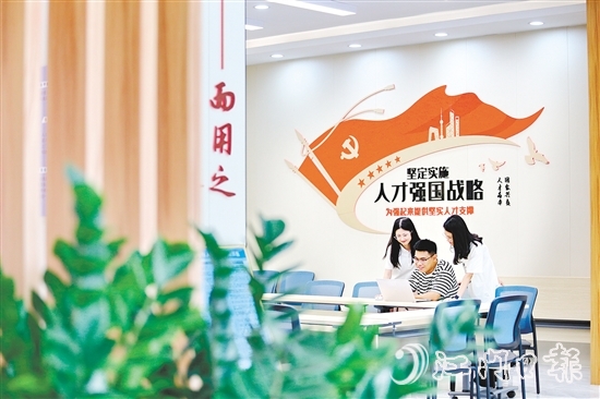 專員一對一服務(wù)鶴山籍大學(xué)應(yīng)屆畢業(yè)生。