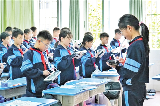 振華學(xué)校將“小器樂進課堂”納入常規(guī)音樂課程，在全校推廣普及樂器學(xué)習(xí)，實現(xiàn)人人會一種樂器、班班有歌聲。