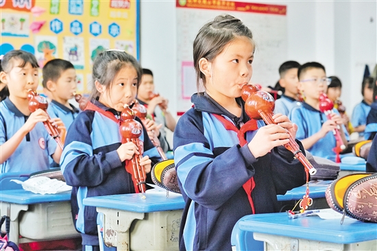 振華學(xué)校為學(xué)生選擇易于學(xué)習(xí)、便于演奏，且適合集體教學(xué)的“小樂器”。