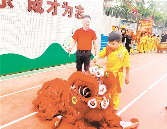 址山小學(xué)相關(guān)負(fù)責(zé)人和學(xué)生代表手持毛筆，飽蘸朱砂，為醒獅點(diǎn)睛。