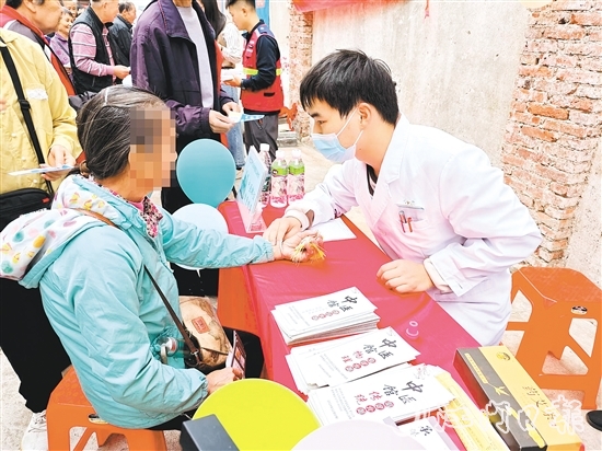 墟鎮(zhèn)社區(qū)不定期開設(shè)“中醫(yī)集市”，為長者提供中醫(yī)義診、健康咨詢、養(yǎng)生講座等服務(wù)。