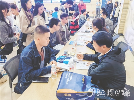 雙選會現(xiàn)場氣氛熱烈，學(xué)子們積極與企業(yè)代表溝通交流。