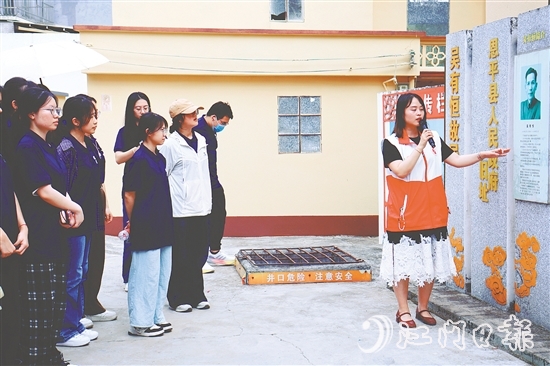 港澳學(xué)子們到吳有恒故居參觀學(xué)習(xí)。
