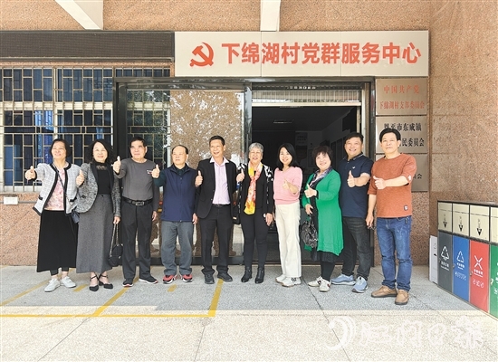 唐仲喜（右五）和兒子（右六）回到丈夫的家鄉(xiāng)東成鎮(zhèn)祭祖、探親。