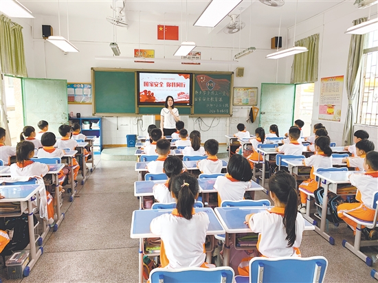鶴山開展國家安全進校園專題授課。