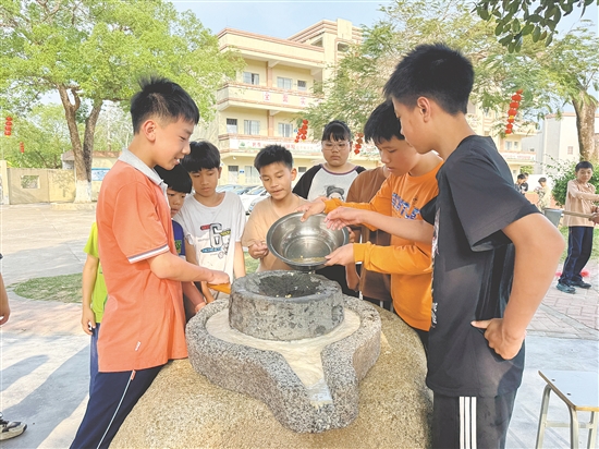 把傳統(tǒng)工具搬入校園，讓學(xué)生通過親身實(shí)踐感受先輩的勞動(dòng)智慧，在勞動(dòng)中感知生活的氣息。
