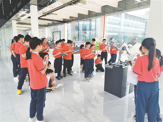 學(xué)生們走進(jìn)企業(yè)，近距離感受智能工業(yè)的魅力。