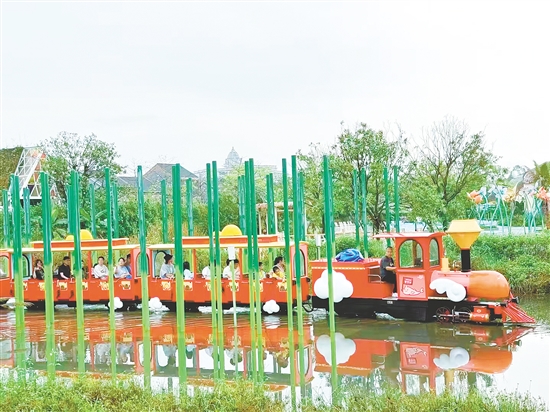 在江門古勞水鄉(xiāng)旅游區(qū)感受嶺南水鄉(xiāng)的魅力。