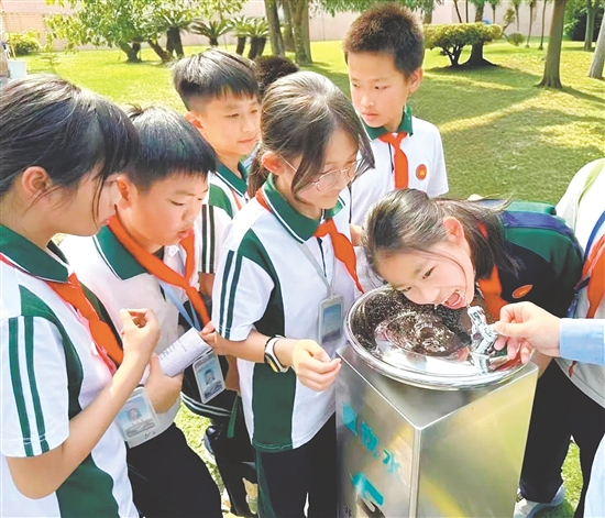 學(xué)生們輪流品嘗經(jīng)過深度處理的直飲水，紛紛點(diǎn)贊“有點(diǎn)甜”。