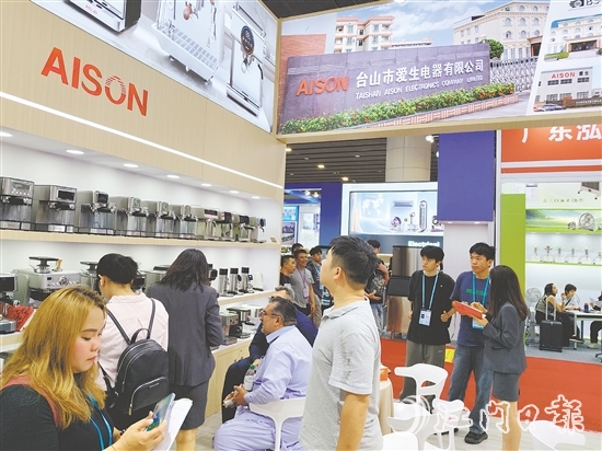 來自臺山的23家企業(yè)相繼亮相第137屆廣交會，在42個(gè)展位展示“臺山制造”實(shí)力。