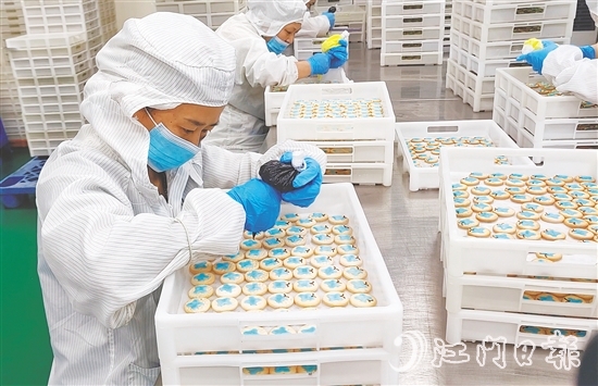 工人在餅干上裝裱卡通圖案。