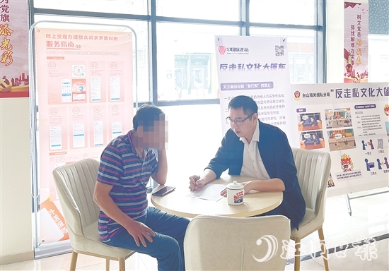 在調(diào)解過(guò)程中，江磊泉（右）為群眾普法。