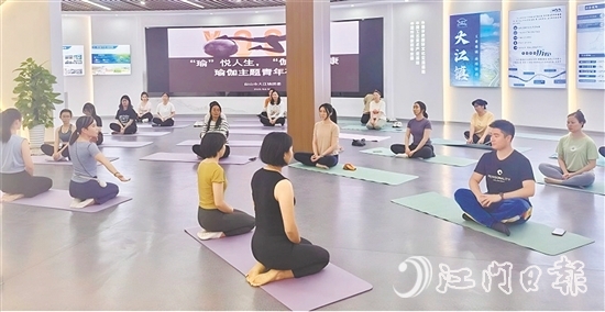 學(xué)員們進(jìn)行靜坐冥想與呼吸調(diào)整，進(jìn)入放松狀態(tài)。