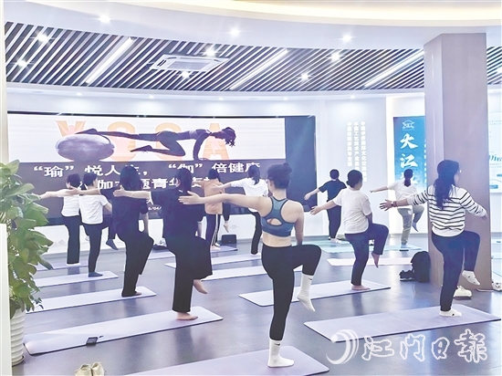 學(xué)員們跟隨導(dǎo)師練習(xí)，在體式轉(zhuǎn)換中體會力量與柔韌的平衡。