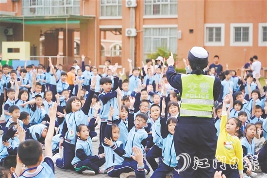 學(xué)生們踴躍參與互動問答。