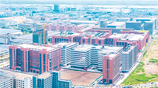 江門(mén)市安全應(yīng)急產(chǎn)業(yè)園內(nèi)廠房林立，發(fā)展?jié)摿Υ螅铝τ诖蛟鞛硡^(qū)一流安全應(yīng)急產(chǎn)業(yè)園。何榕